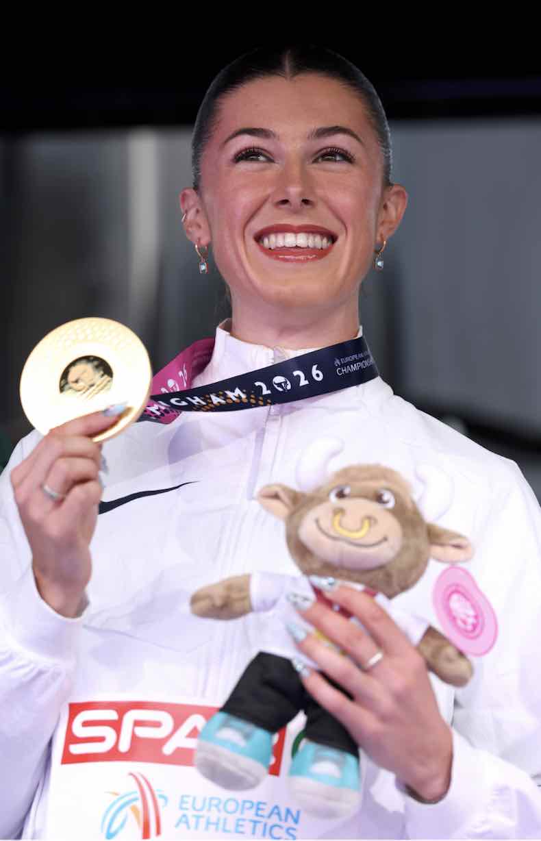 Amy-Hunt-200m-gold.jpg